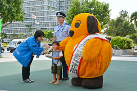 かすたむ君と記念撮影する男の子 かすたむ君と記念撮影する男の子