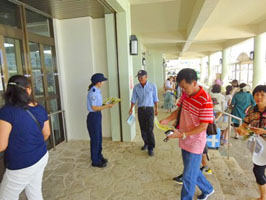 出入口でチラシを配る税関職員 出入口でチラシを配る税関職員