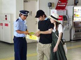 チラシを配る税関職員 チラシを配る税関職員