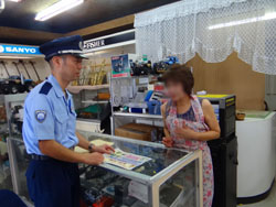 商店へチラシを配る税関職員 商店へチラシを配る税関職員