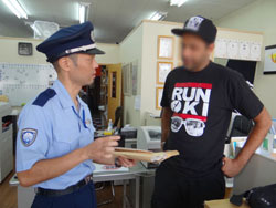 お店の方と話す税関職員 お店の方と話す税関職員