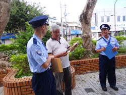 通行人へチラシを配る税関職員 通行人へチラシを配る税関職員