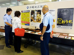 ブース内で説明をする税関職員 ブース内で説明をする税関職員