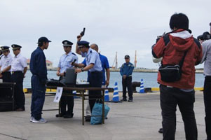 手荷物検査で拳銃を発見する税関職員 手荷物検査で拳銃を発見する税関職員