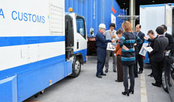 説明を受けるモニター 説明を受けるモニター