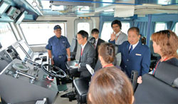 巡視艇内で説明を受けるモニター 巡視艇内で説明を受けるモニター