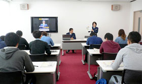 説明をする税関職員1 説明をする税関職員1