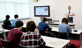 説明をする税関職員2 説明をする税関職員2