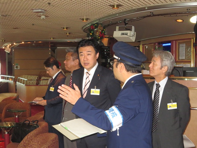 税関職員から説明を受ける木原副大臣 税関職員から説明を受ける木原副大臣