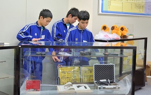 広報展示室のディスプレイをする中学生ら 広報展示室のディスプレイをする中学生ら