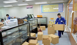 引っ越しした広報展示室の荷物を運ぶ中学生ら 引っ越しした広報展示室の荷物を運ぶ中学生ら