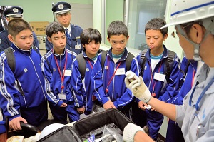 輸入貨物検査の説明を聞く中学生ら 輸入貨物検査の説明を聞く中学生ら