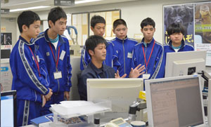 NACCSの説明を受ける中学生ら NACCSの説明を受ける中学生ら