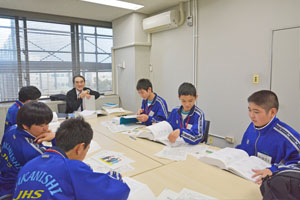 品目分類の説明を受ける中学生ら 品目分類の説明を受ける中学生ら