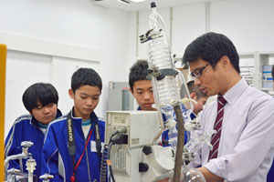 分析室で説明を受ける中学生ら 分析室で説明を受ける中学生ら