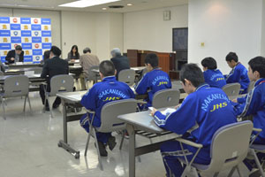 統計発表を聞く中学生ら 統計発表を聞く中学生ら