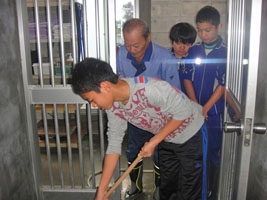 犬舎を掃除するA班 犬舎を掃除するA班