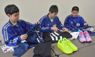 コピー商品を手に取るB班 コピー商品を手に取るB班