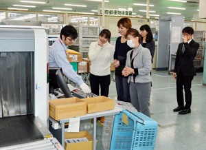 国際郵便の検査の様子 国際郵便の検査の様子