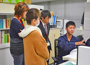 業務部門での説明の様子 業務部門での説明の様子