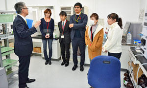 分析室での説明の様子 分析室での説明の様子