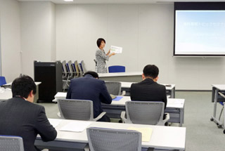 説明をする職員 説明をする職員