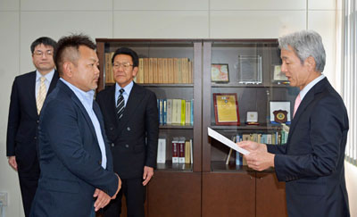 許可書交付の様子 許可書交付の様子