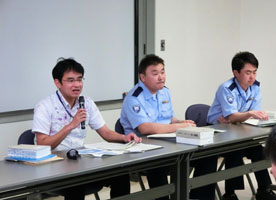 説明をする職員ら 説明をする職員ら