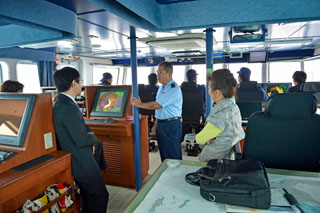 監視艇内の税関職員とモニター 監視艇内の税関職員とモニター