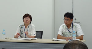 説明をする税関職員 説明をする税関職員