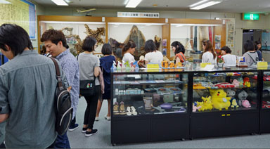 展示室内の見学者の様子 展示室内の見学者の様子