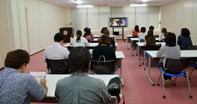 DVD視聴の様子 DVD視聴の様子