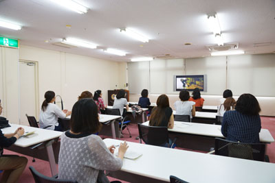 広報ビデオ視聴の様子 広報ビデオ視聴の様子