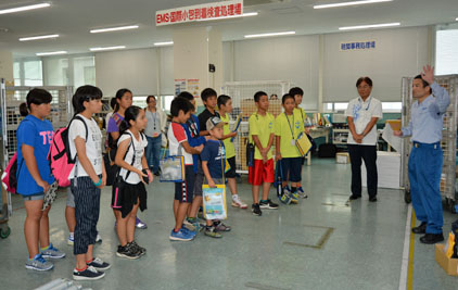 外郵で説明を受ける児童ら 外郵で説明を受ける児童ら