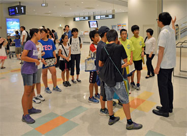 那覇空港支署で説明を受ける児童ら 那覇空港支署で説明を受ける児童ら