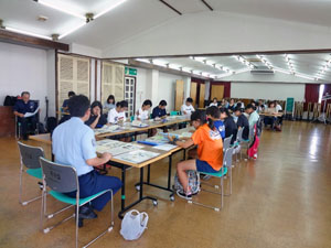 説明を受ける児童や保護者 説明を受ける児童や保護者