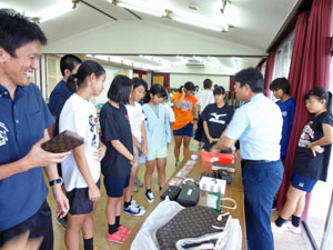 コピー商品サンプル説明の様子 コピー商品サンプル説明の様子