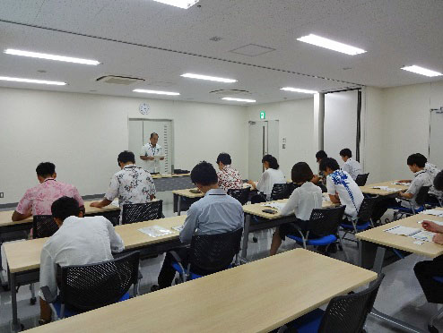 概要説明を受ける司法修習生 概要説明を受ける司法修習生