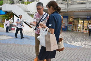 ビラを配る沖縄通関業会職員2 ビラを配る沖縄通関業会職員2