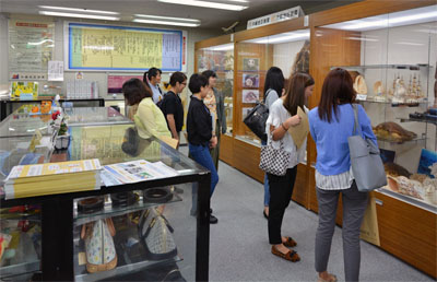 展示室見学の様子 展示室見学の様子