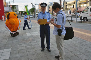 取材を受ける沖縄支署長 取材を受ける沖縄支署長