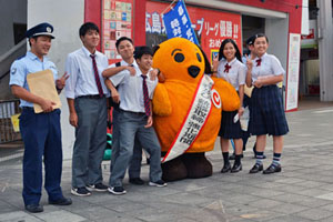 高校生らと写真を撮るカスタム君 高校生らと写真を撮るカスタム君