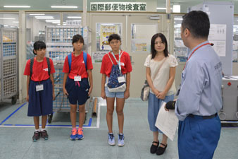 外郵で説明を受ける児童と保護者 外郵で説明を受ける児童と保護者