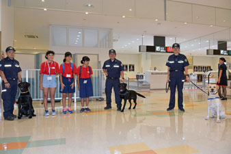 麻犬と児童ら 麻犬と児童ら