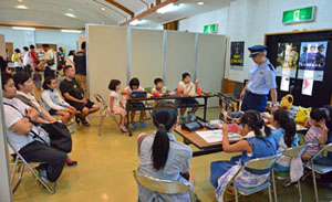 税関の仕事を紹介する職員 税関の仕事を紹介する職員