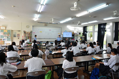 出張講座を聴講する高校生(後ろ側) 出張講座を聴講する高校生(後ろ側)