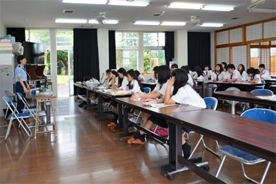 出張講座を聴講する高校生(右横側) 出張講座を聴講する高校生(右横側)