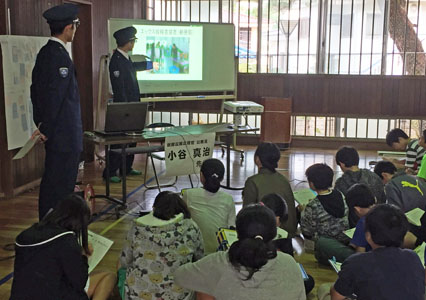 税関の仕事を紹介する職員1 税関の仕事を紹介する職員