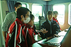 監視艇での様子b 監視艇での様子b