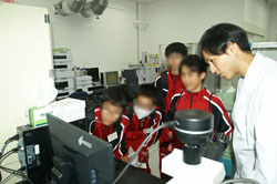 分析室での様子c 分析室での様子c